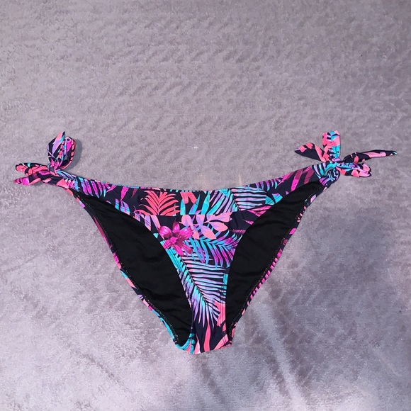 Ok ladies. All I have to say is Hot Girl Summer 💛 - Picture 3 of 4